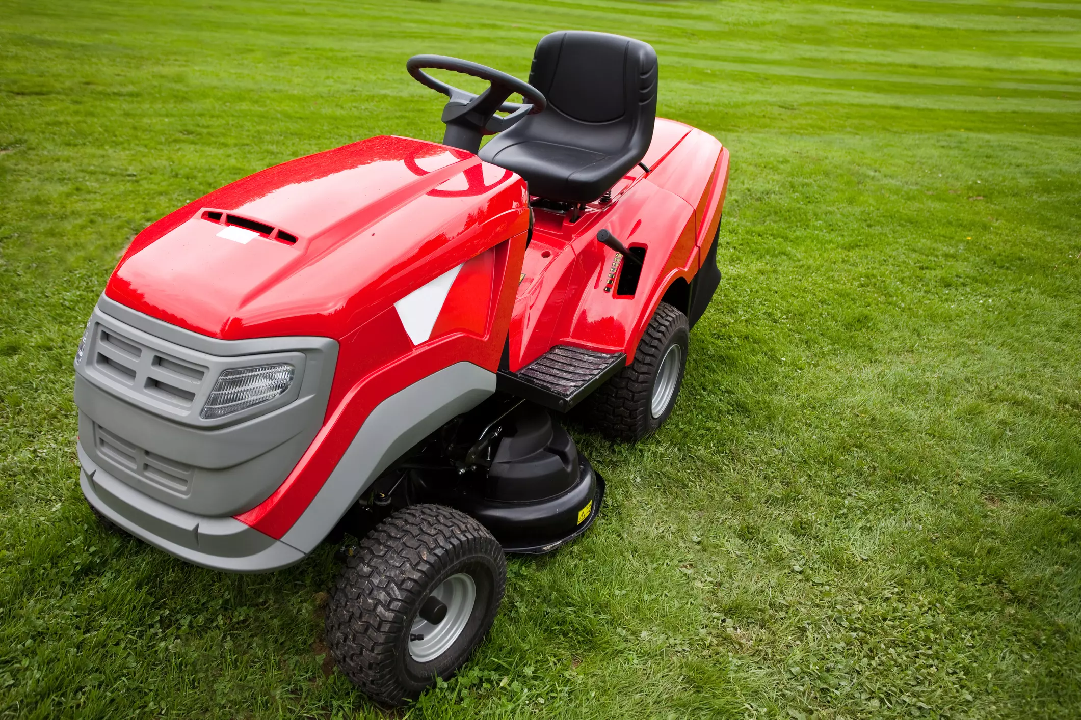AnyConv.com__red colored riding lawn mower with black seat AnyConv.com__red colored riding lawn mower with black seat